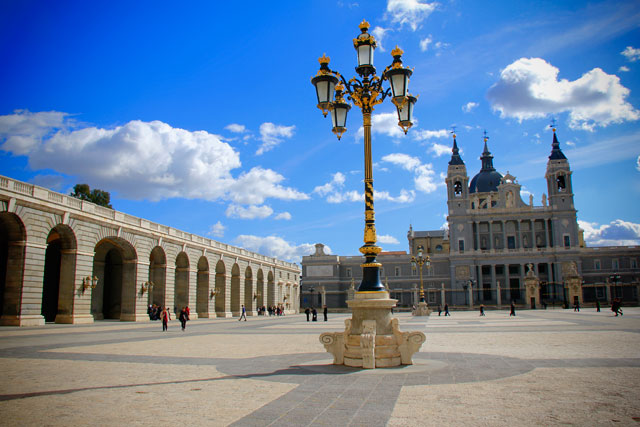 Pátio do Palácio Real de Madri, com Catedral de Almudena ao fundo
