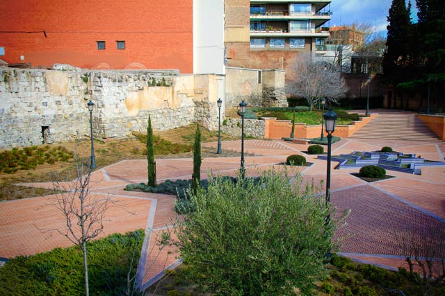 Ruínas da Muralha Árabe, no Parque del Emir Mohamed I