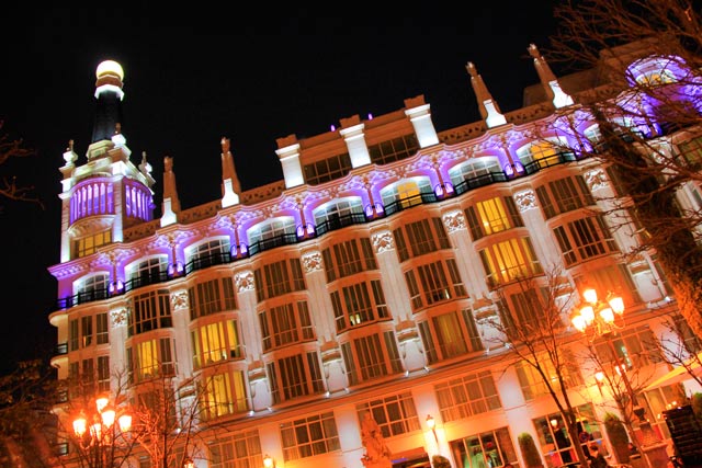 Fachada do hotel ME Madrid Reina Victoria, na Plaza de Santa Ana