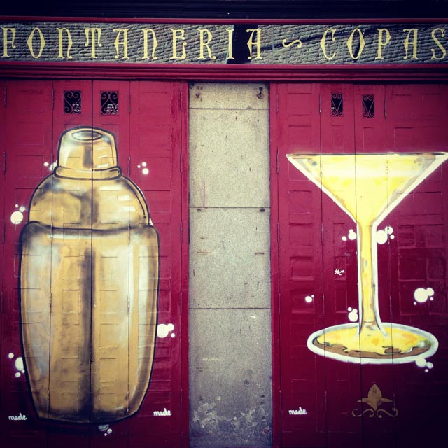 Entrada do bar La Fontanería, na Calle de Las Huertas