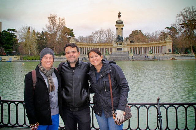 Eu, Élcio e Clarice. Monumento a Afonso XII ao fundo