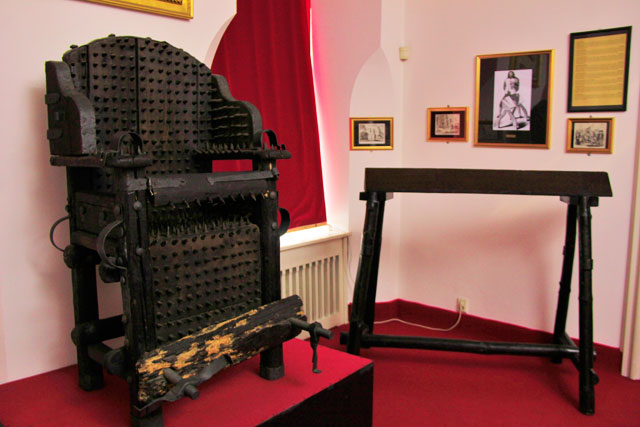 Instrumento de tortura, no Museu de Instrumentos de Tortura Medieval (Muzeum středověkých mučících nástrojů)