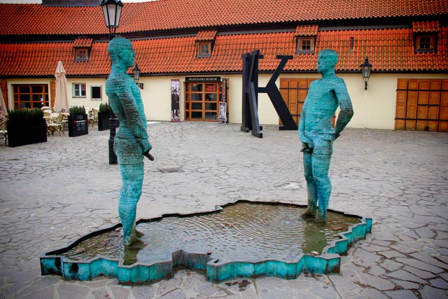 Escultura Čůrající postavy, de David Černý
