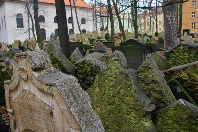 Amontoado de lápides, no Cemitério Judaico (Starý židovslý hřbitov)