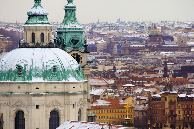 Cúpula da Igreja de São Nicolau, na Praça da Torre Lesser, vista do mirante do Castelo de Praga