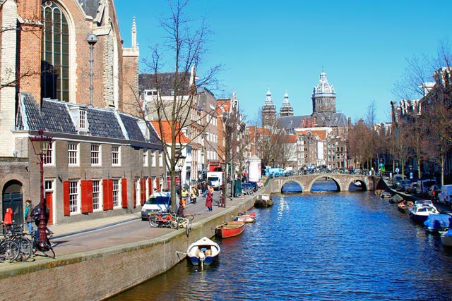 Canal da via Oudezijds Achterburgwal, com Igreja Velha ao fundo