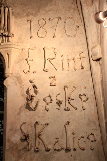 Painel com assinatura do artista František Rint, no Ossuário de Sedlec