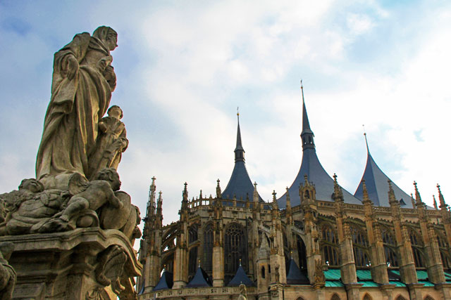 Estátua de jesuíta e Igreja de Santa Bárbara vistos da via Barborská