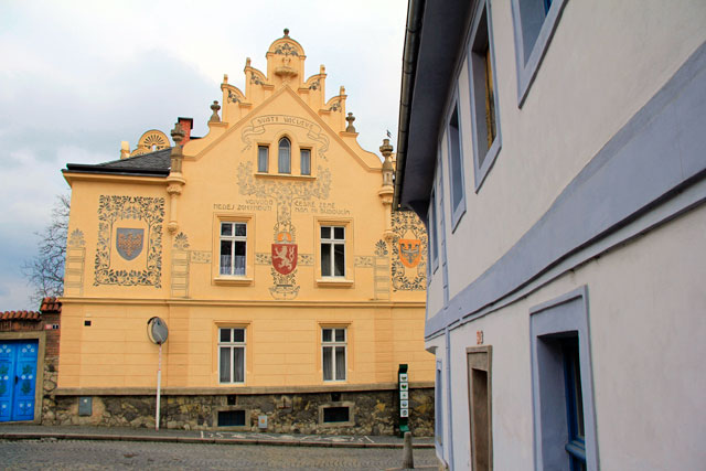 Prédio com a inscrição  , na Praça Havlicek