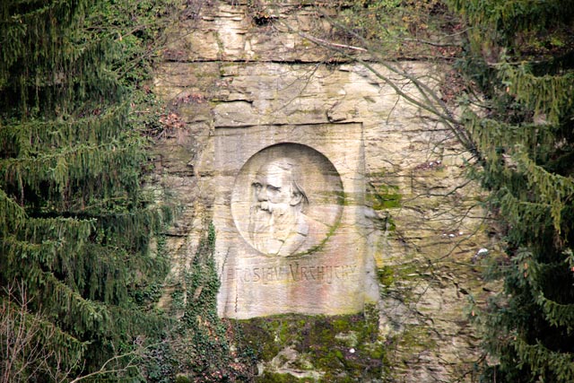 Rosto do poeta tcheco Jaroslav Vrchlický, esculpido na pedra, a 160 m da Barboská