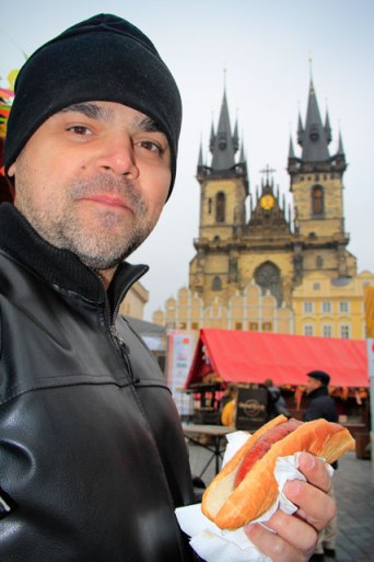 Élcio experimenta um cachorro quente