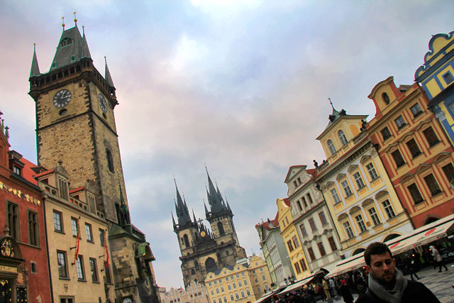 Torre da prefeitura à esqueda. Igreja de Nossa Senhora de Týn ao fundo