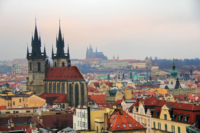 Igreja de Nossa Senhora de Týn à esquerda e Catedral de São Vito ao fundo, vistas da Torre de Pólvora