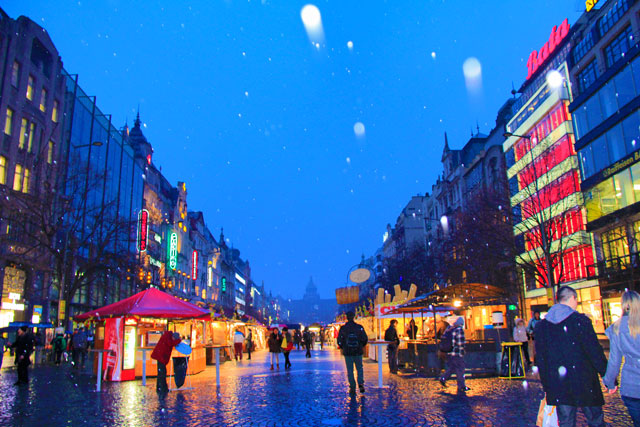 Começa a nevar na Praça Venceslau