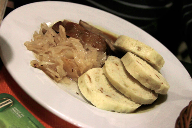 Carne com repolho refogado e houskové knedlíky