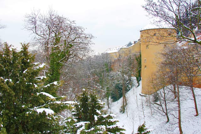 Lateral direita do Castelo de Praga. Destaque para a Torre de Pólvora