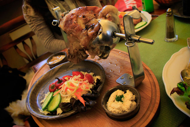 Joelho de porco com salada e horseradish, servido no