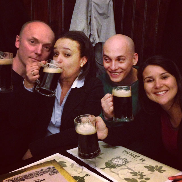 Lars, Jana, eu e Clarice, tomando uma Flekovská třináctka, no U Fleků