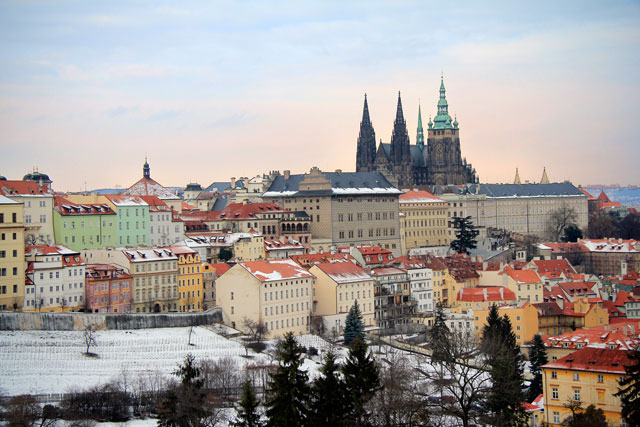 Catedral de São Vito vista do caminho para a Torre de Petřín