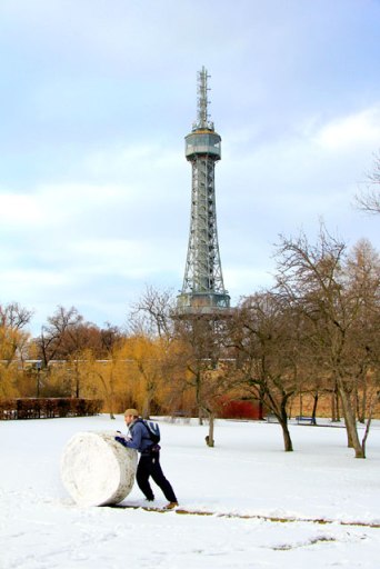 Jovem faz rolo de neve, em Petřín