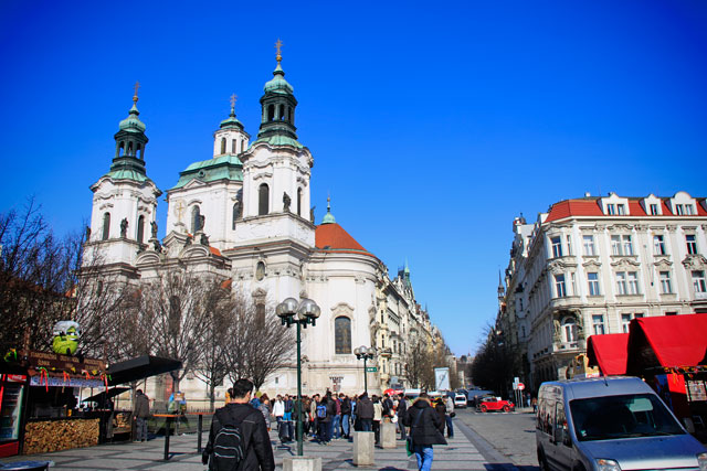 Dia ensolarado na Praça da Cidade Velha. Catedral de São Nicolau no detalhe