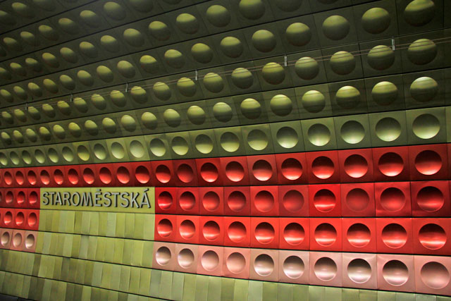 Painel no da estação de metrô Staroměstská
