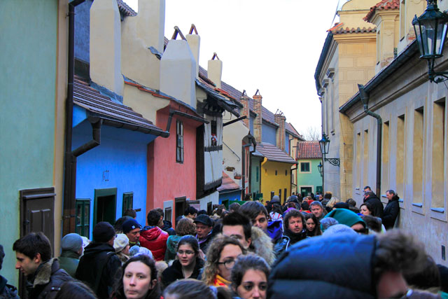 Viela Dourada. Franz Kafka morou na casa de número 22 (casa azul)