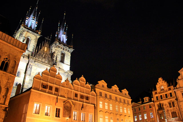 Praça da Cidade Velha. Destaque para a Nossa Senhora de Týn
