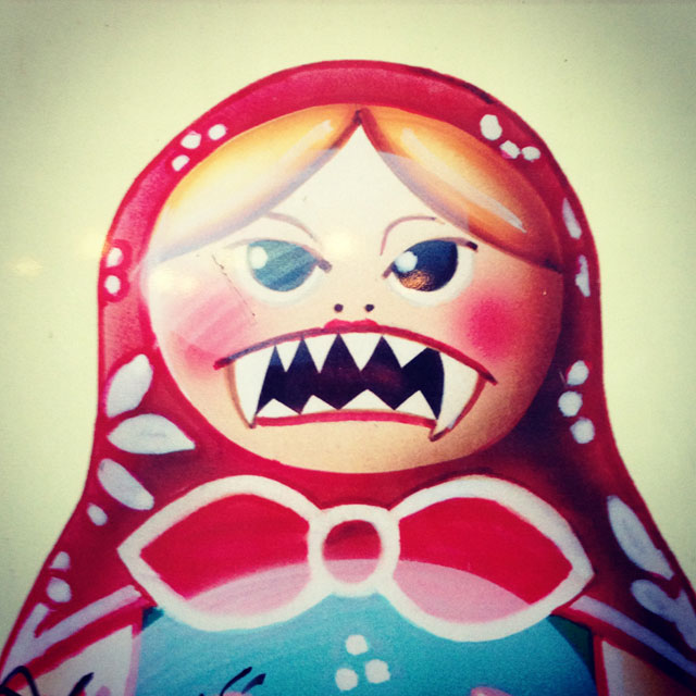 Matrioshka estilizada, em detalhe no cartaz do Museu do Comunismo (via Instagram)