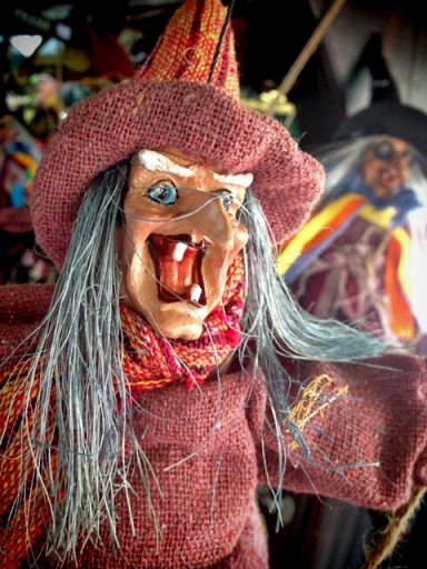 Bruxas vendidas como souvenirs nas feiras de Praga