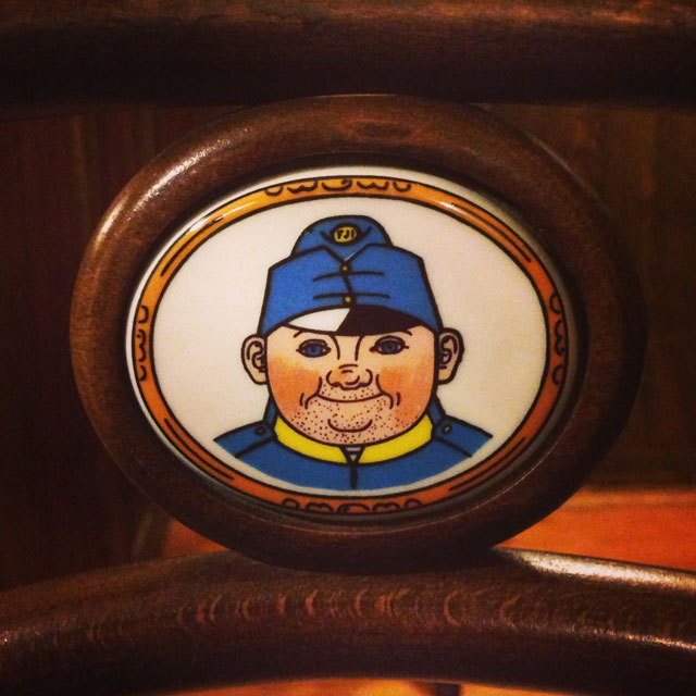 Cadeira decorada com o desenho do soldado Švejk