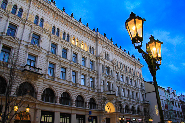 Edifício da rua Rytířská, próximo ao hotel