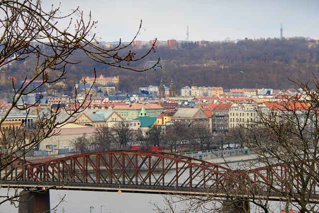 Ponte ferroviária (Železniční most) vista de Vyšehrad