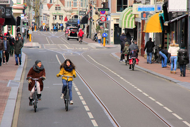 Bicicletas solitárias pela Leidsestraat.