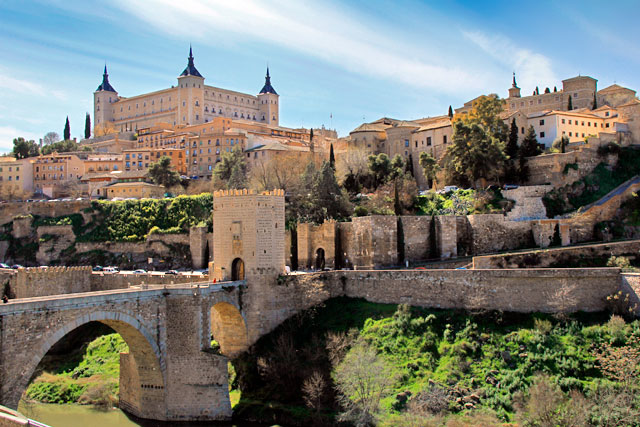 Toledo vista do outro lado do rio Tejo. Destaque para o Alcázar e para a Ponte de Alcántara