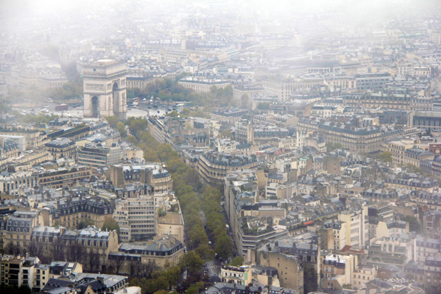 Paris vista do terceiro andar da Torre Eiffel. Destaque para o Arco do Triunfo