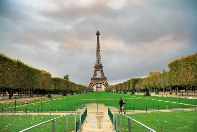 Parc du Champ de Mars com Torre Eiffel ao fundo