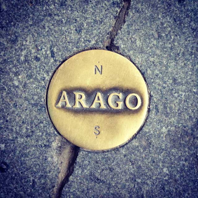 Medalhão da Linha Rosa Arago, no Palais Royal