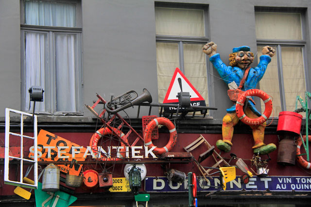 Negócio de frente para a Notre Dame de la Chapelle, na Rue Joseph Stevens