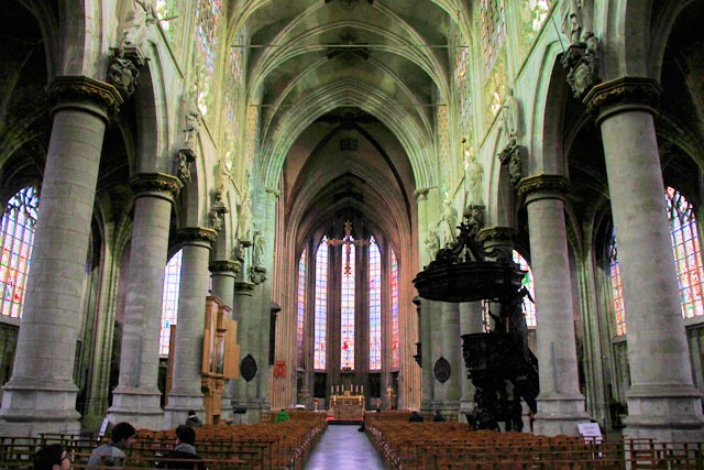 Interior da igreja Notre-Dame au Sablon