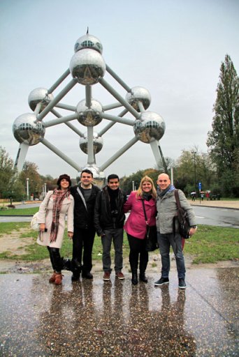 Ana, Élcio, Igor, Maíra e eu, no Atomium