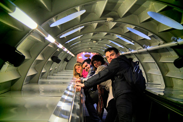 Maíra, Igor, Ana e Élcio, em uma das escadas-rolantes do Atomium