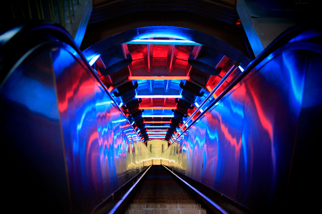 Escada-rolante iluminada, no interior do Atomium