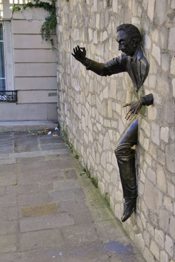 Escultura Le Passe-muraille, de Jean Marais, em homenagem à obra de Aymé, na Place Marcel-Aymé