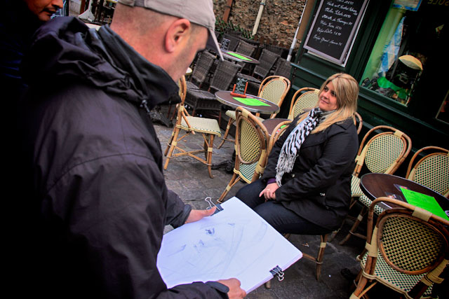 Maíra sendo retratada por artista polonês em Montmartre