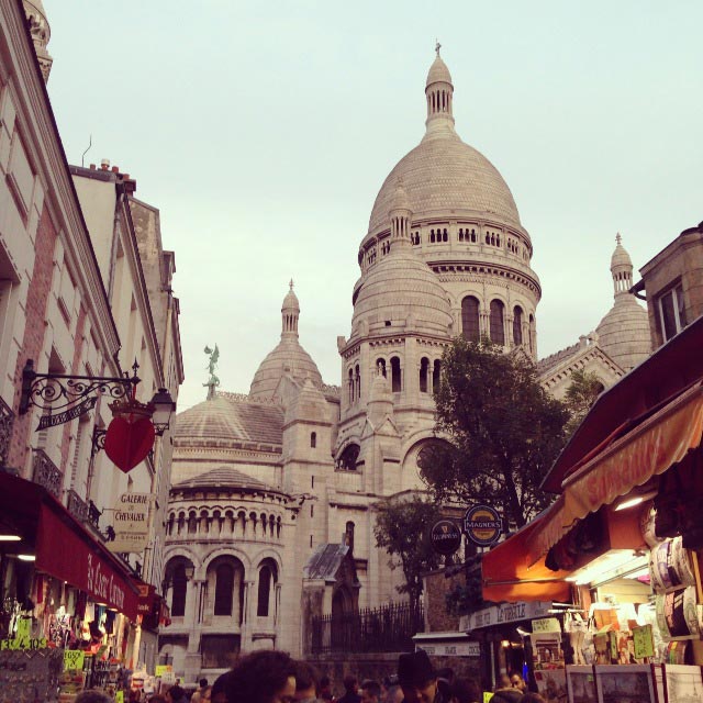Sacré-Cœur vista da Rue du Chevalier de la Barre (via Instagram)
