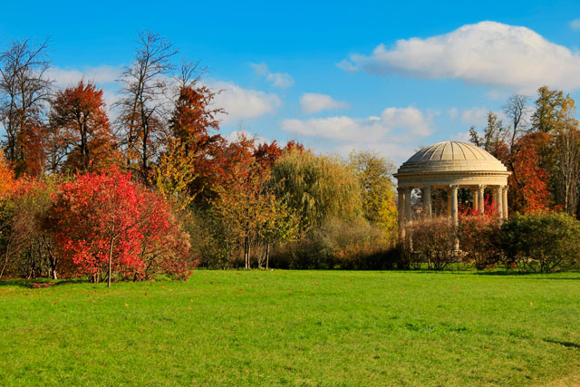 Jardim inlgês do Petit Trianon. Destaque para o Templo do Amor.