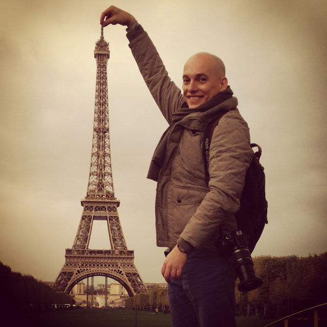 Perspectiva forçada da Torre Eiffel, no Parc du Champ de Mars