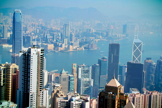 Hong Kong (abaixo) e Kowloon (acima) divididas pelo Porto de Vitória