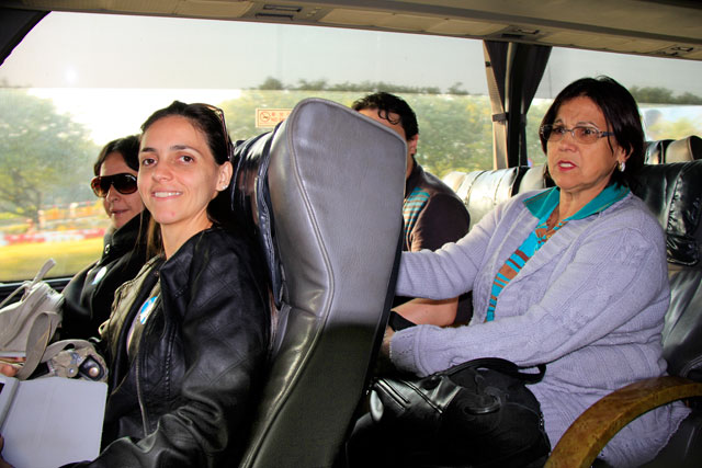 No traslado do aeroporto para o hotel, Maria procura pelo motorista, que dirigia na mão inglesa